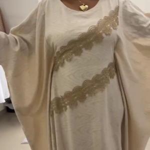 Manta Guajira Beige con Bordado Dorado Diagonal – Edición Solar 2055