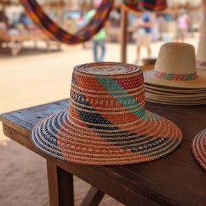 Sombrero Guajiro Multicolor – Edición Artesanal Caribe 2055