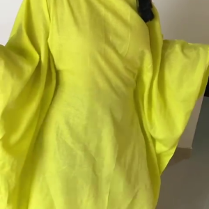 Manta Guajira Minimalista - Neón Citrón con Escote Asimétrico y Cuello Alto